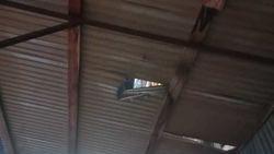 Горожанин просит проверить безопасность навесов над тротуаром на Токтогула. Фото