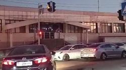 На ул.Осмонкула машины проезжают на красный, образовалась пробка. Видео