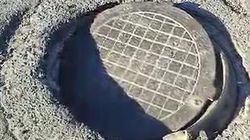 На дороге по ул.Жукеева-Пудовкина провалился люк. Видео