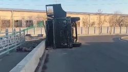 Возле «Азии Молл» перевернулся грузовик с песком. Видео