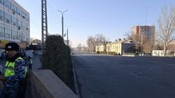 Пустая дорога по проспекту Чуй возле Ошского рынка. Фото