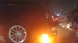 Горожанин припарковался вторым рядом, заблокировал другие машины и ушел. Видео Горожанин припарковался вторым рядом, заблокировал другие машины и ушел. Видео