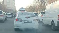 «Мазда Атенза» сильно дымит. Видео горожанина