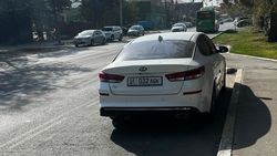 «Киа К5» стоит на остановке. Фото «Киа К5» стоит на остановке. Фото