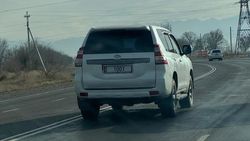Замечен «Крузак», на госномере которого только цифры. Фото