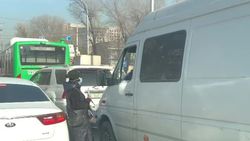 Попрошайки посреди дороги создают аварийную ситуацию. Видео