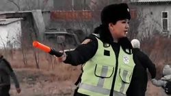 Горожанин восхищается работой девушки-регулировщика. Видео