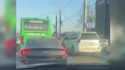 Автобус поворачивает со второй полосы и не включает поворотник, - горожанин Автобус поворачивает со второй полосы и не включает поворотник, - горожанин