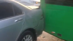 На Жибек Жолу произошло ДТП с участием 5 авто. Видео с места аварии