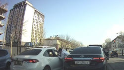 Два водителя устроили драку посреди дороги на проспекте Чуй. Видео