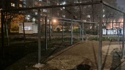 На ул.Фатьянова устанавливают железную конструкцию. Законно ли? Фото