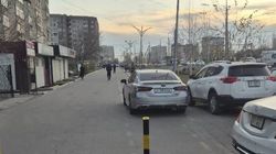 Водитель «Камри» продолжает парковаться на тротуаре на Южной магистрали. Фото