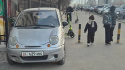 «Дэу» со штрафами более 11 тыс. сомов стоит на тротуаре по Южной магистрали. Фото «Дэу» со штрафами более 11 тыс. сомов стоит на тротуаре по Южной магистрали. Фото