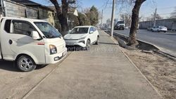 На новом тротуаре по Льва Толстого уже паркуются машины. Ответ мэрии