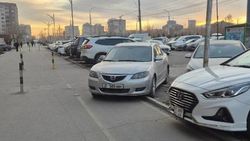 «Мазда» со штрафами более 29 тыс. сомов стоит на велодорожке. Фото