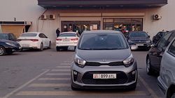 На ул.Орозбекова водители продолжают парковаться на зебре. Фото На ул.Орозбекова водители продолжают парковаться на зебре. Фото