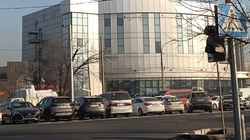 Парковка на проезжей части по Жибек Жолу. Фото Парковка на проезжей части по Жибек Жолу. Фото