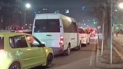 Водитель просит разрешить поворот со второго ряда с проспекта Чуй на Алматинку. Ответ мэрии