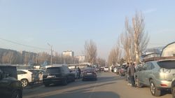 Парковочный беспредел на рынке «Мадина». Фото