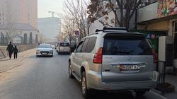 Горожанин просит эвакуировать машины, припаркованные в неположенном месте на ул.Армейской. Фото