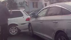 На Байтик Баатыра столкнулись две машины. Видео с места аварии