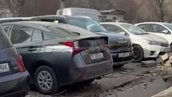 На ул.Усенабаева свисает провод. Видео