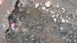 В мкр Көк-Жар прорвало трубу. Видео