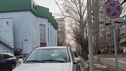 Возле Свердловской администрации паркуются под запрещающим знаком. Видео