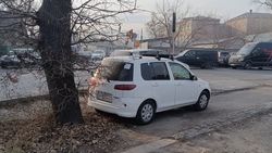 На ул.Буденного продолжают парковаться на тротуаре. Фото На ул.Буденного продолжают парковаться на тротуаре. Фото