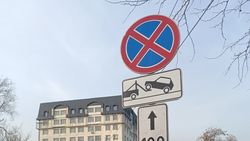 На ул.Мусы Джалиля паркуются в неположенном месте. Фото На ул.Мусы Джалиля паркуются в неположенном месте. Фото