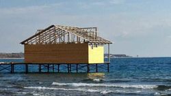 Кафе или сауна? Что строят на пирсе пансионата «Золотые пески»? Видео