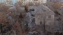 На территории заброшенного здания Горкомспорта гуляют дети. Видео