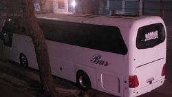 Автобус припаркован в зеленой зоне на Токтогула. Фото
