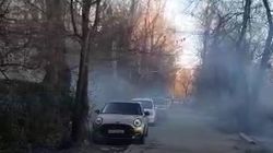 В 6 мкр «Тойота» дымит на весь двор. Видео
