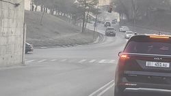 «Мазда 626» поворачивает со второй полосы на красный. Видео