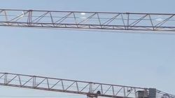 На кранах стройкомпаний днем горят фонари. Видео