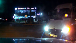 Бус «Мерседес» проезжает на красный, создав аварийную ситуацию. Фото