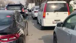 Возле Орто-Сайского рынка водители вынуждены парковаться в два ряда. Видео горожанина