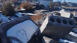 В Московском районе разобрали многоэтажку, но оставили бетонные блоки. Фото