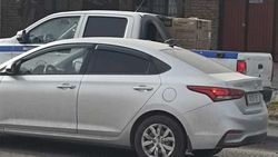 В выходной день служебное авто Госэкотехинспекции везет кухонную плиту. Фото