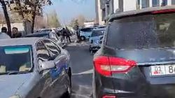 По тротуару по ул.Ибраимова сложно пройти из-за припаркованных машин. Видео