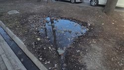 Утечка воды на ул.Токтоналиева. Фото