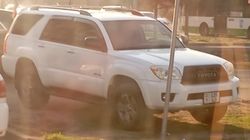 «Тойота 4RUNNER» стоит в зеленой зоне на Южной магистрали. Фото «Тойота 4RUNNER» стоит в зеленой зоне на Южной магистрали. Фото