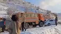 На дороге к горнолыжной базе «Каприз» вахтовка поскользнулась и поехала назад, протаранив несколько машин