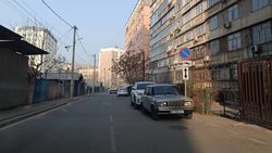 На улице Армейской в мкр Восток-5 машины припаркованы под запрещающим знаком