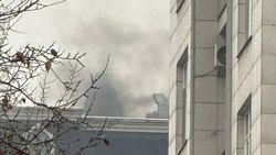 На крыше дома по Айтматова произошел пожар. Видео