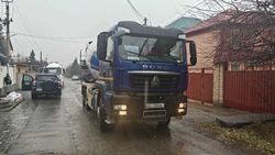 В Киргизии-1 бетономешалка перекрыла дорогу. Фото