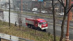 Пожарная машина не смогла заехать к дому на Айтматова, где произошел пожар. Видео