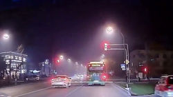 Водителя автобуса №9 оштрафуют на 5000 сомов за проезд на красный. Видео