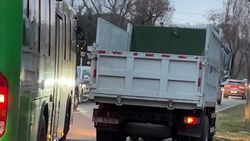 В мэрии рассказали, зачем грузовик «Тазалыка» стоял на остановке